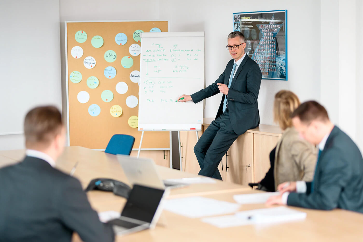 Employees develop innovative projects together in a modern office.