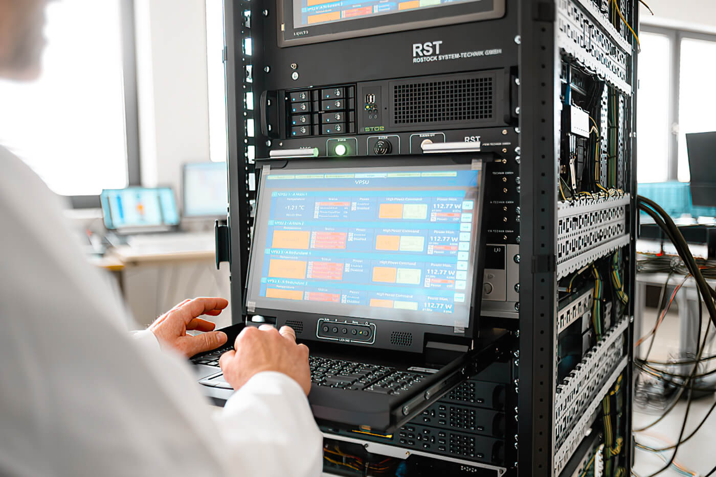 The employee develops innovative software solutions in the field of systems engineering.